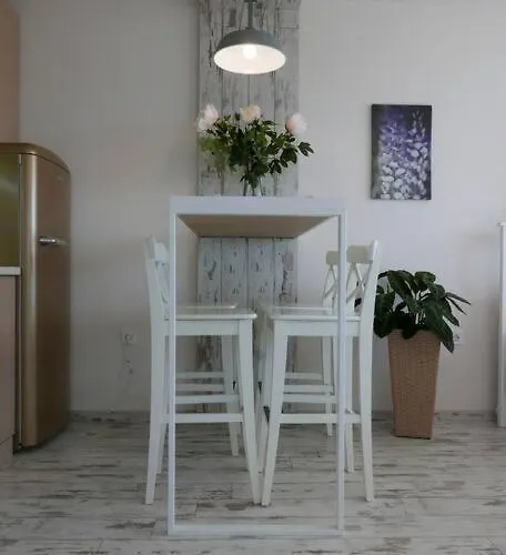 公寓 Charmful New Flat With Hill View *